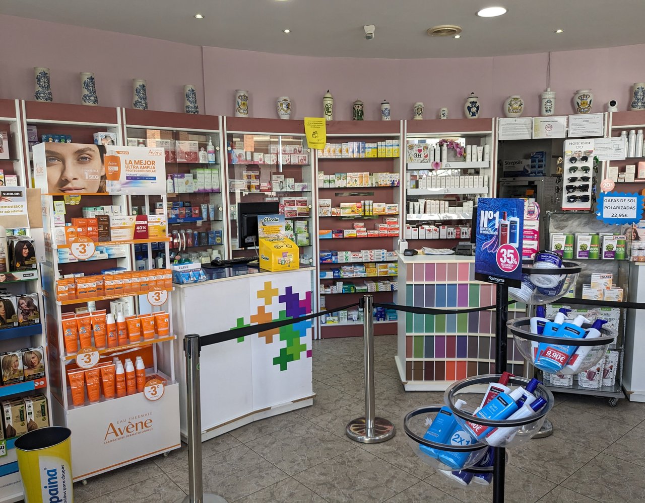 Interior de Farmacia Eras